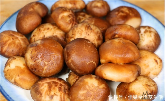 香菇表面|香菇万不可直接用清水洗,等于吃虫卵,教你一招,脏东西全跑光