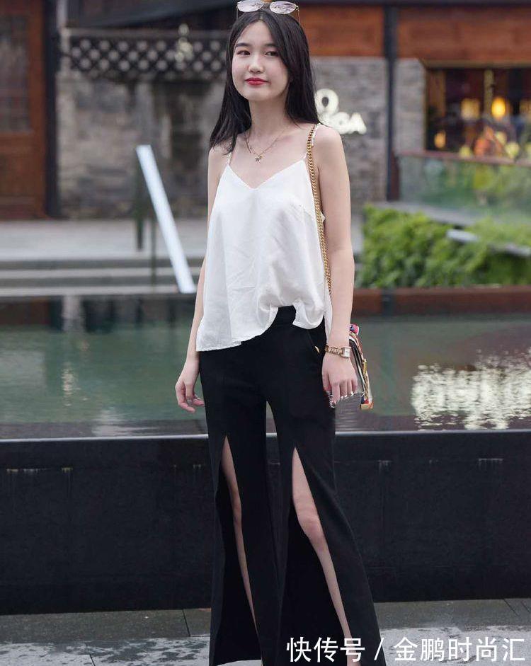 开叉 白色吊带背心和开叉休闲裤,休闲随性又显甜美,让你气质更加出众