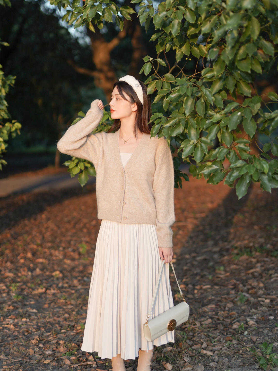 大衣|秋季不要瞎打扮,针织衫搭配百褶裙温柔优雅又保暖,美得高级