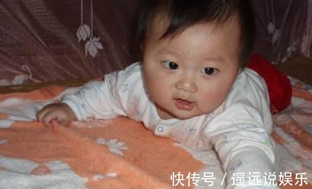 宝宝|孩子妈半夜睡醒上厕所,开灯一瞥宝宝不见了,一脚踹向宝爸