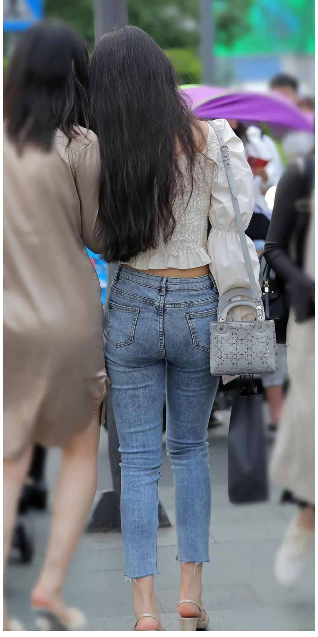 牛仔裤|小姐姐底子真是好，让这件紧身牛仔裤越看越好看