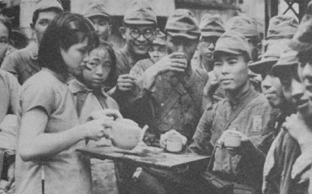 老大娘|抗日时期,日军背着老大娘的一张老照片,为何被人大骂