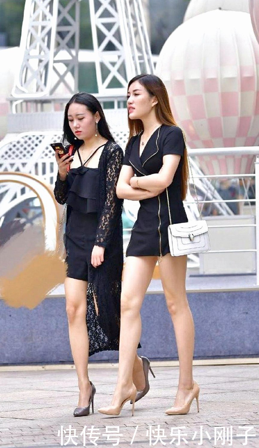 毛绒上衣搭配米色半裙,年纪真的那么重要吗