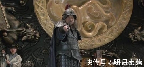 董卓@三国中有3位枭雄,正史中武功高强无敌手,演义中咋就成了菜鸟?