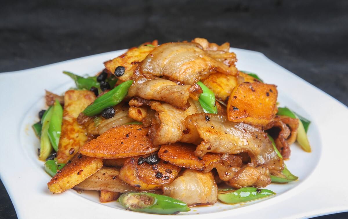 香辣回锅肉，川味鲜香的家常美食，超受欢迎的下饭神器，新手易学