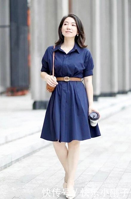 蓝色|小姐姐穿纯蓝色的服装,简单修身,让你美成焦点!