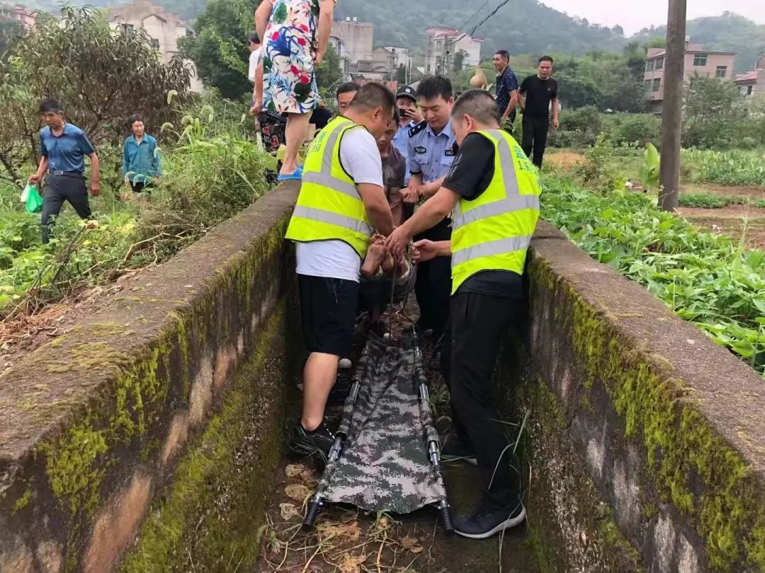 俞奶奶|“救救我……”下水管里传来微弱呼救，警察蜀黍出手了