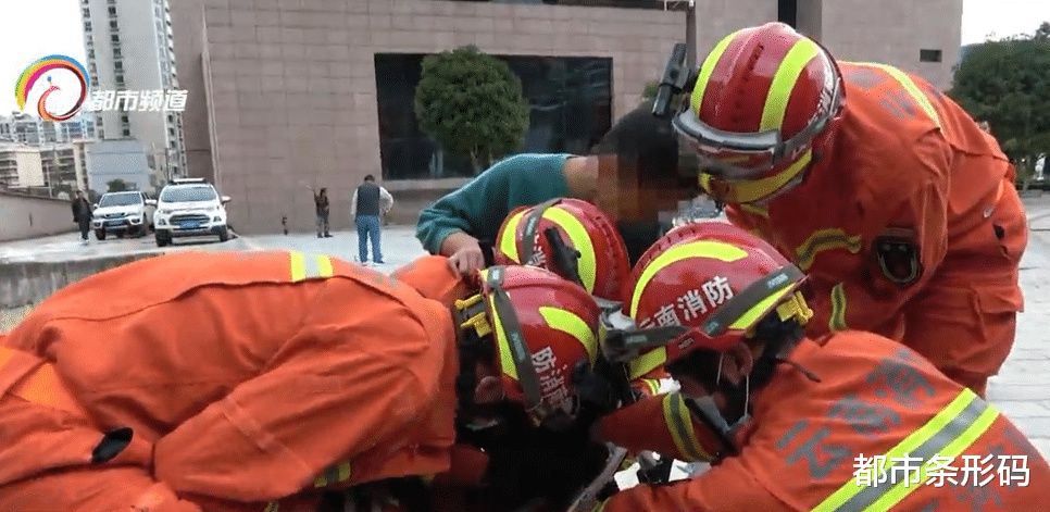 消防|自行车轮卡脚 消防救援送医