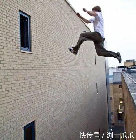 |搞笑GIF:姑娘的背包太个性,吓着我了!