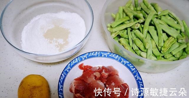豆角炖肉再焖点小卷子，卷子浸满汤汁，豆角炖得也香，超级惬意！