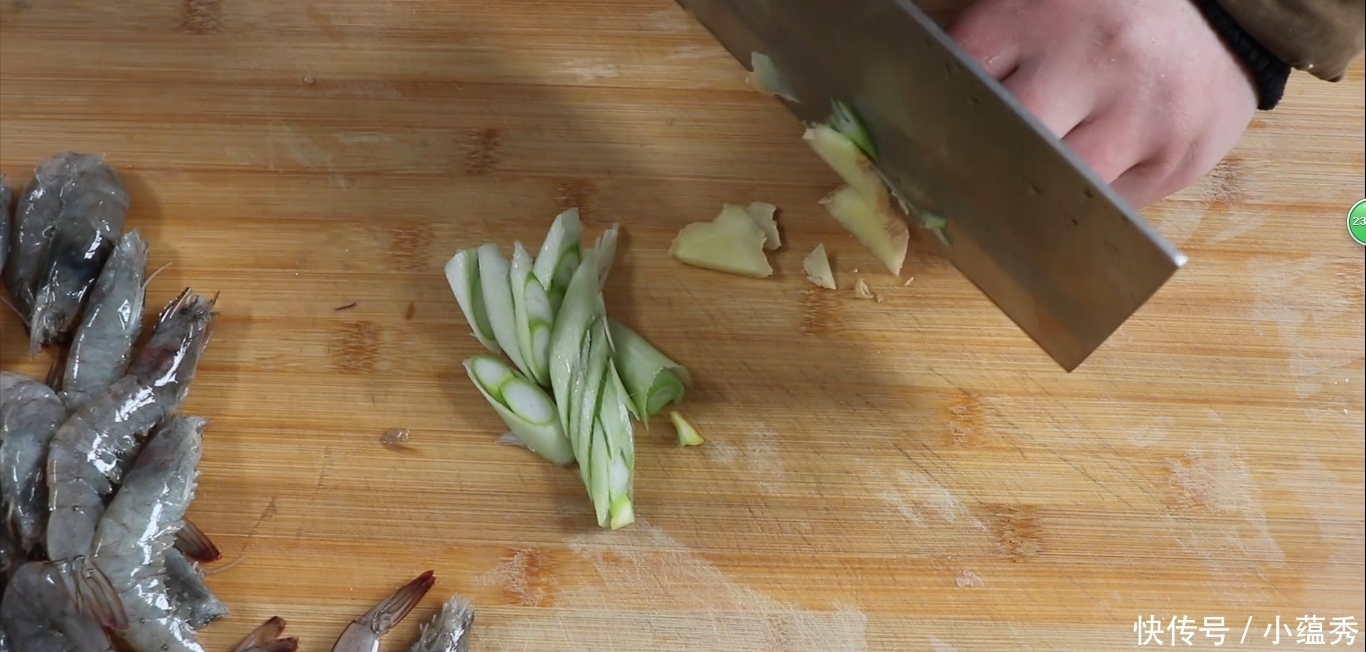 油焖大虾不要直接闷，按小鱼的方法做，又鲜又嫩，还没有腥味