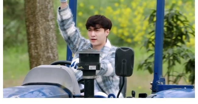 跑男全员开挖掘机路透出炉！Baby呆萌，白鹿专业，林一氛围感绝了