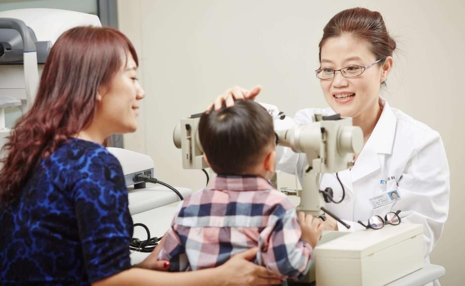 小朋友|为啥有的初中生,天天玩手机却从不近视医生道出了实情