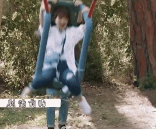 杨紫坐秋千吓到闭眼睛，王俊凯很皮但有分寸，手一直没松开
