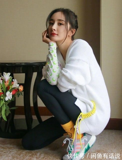 冬天 阔腿裤收起来吧,今年冬天流行“打底裤”外穿,袜子裹着穿超时髦