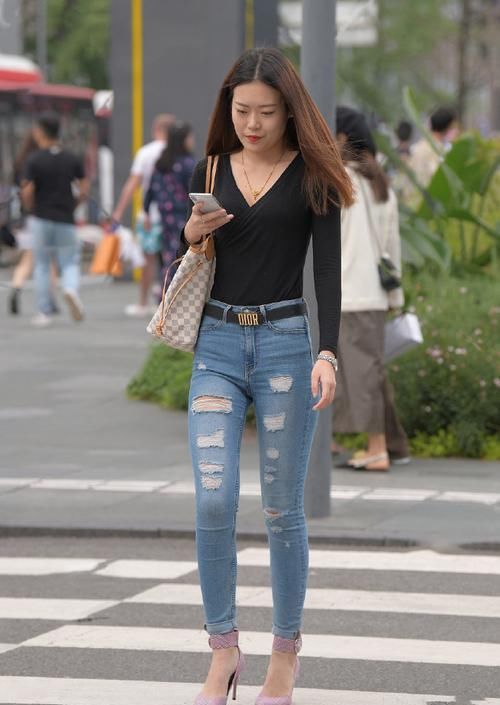 穿搭没灵感，快选牛仔裤来帮忙，让造型轻松时尚起来