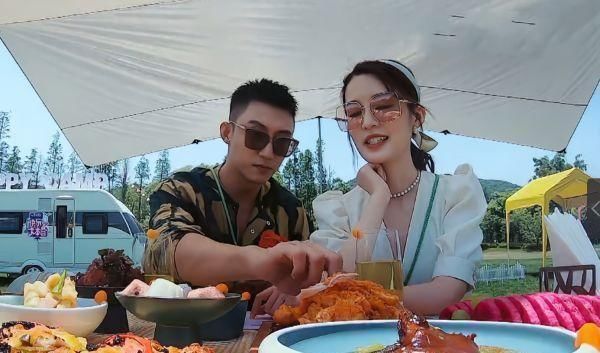 李沁擊掌時(shí)差點(diǎn)滑倒,黃景瑜下意識(shí)去扶,動(dòng)作微妙到連頭都不敢抬