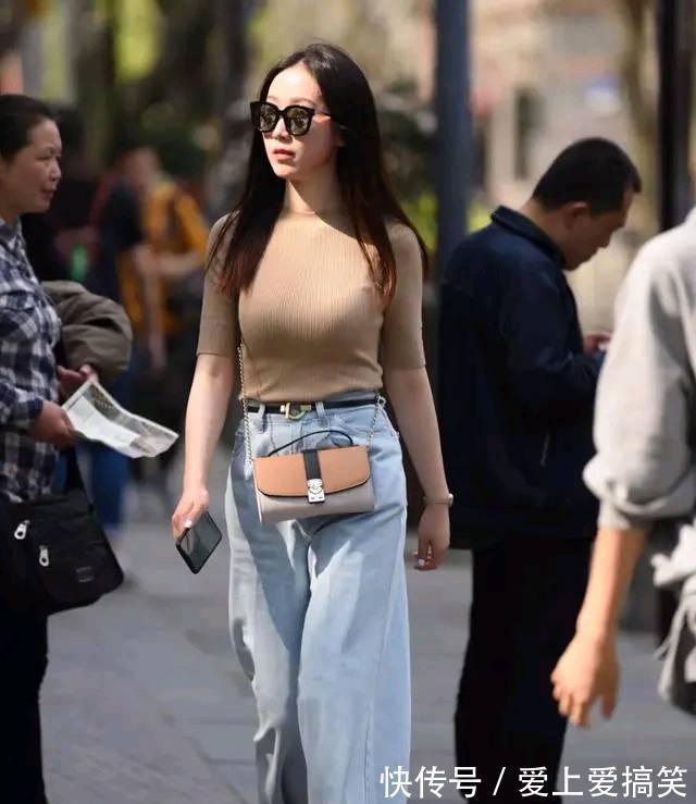 高跟鞋|黑背带与浅灰色瑜伽裤搭配,展现完美身材比例