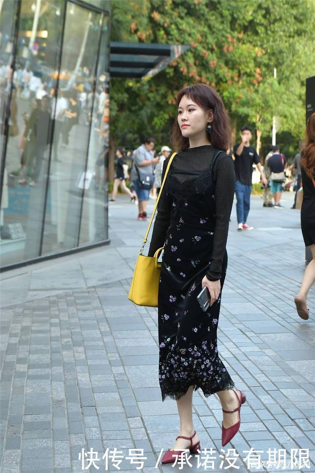 漂亮的连衣裙,要有一双高跟鞋来衬托,要选择粗跟还是细跟