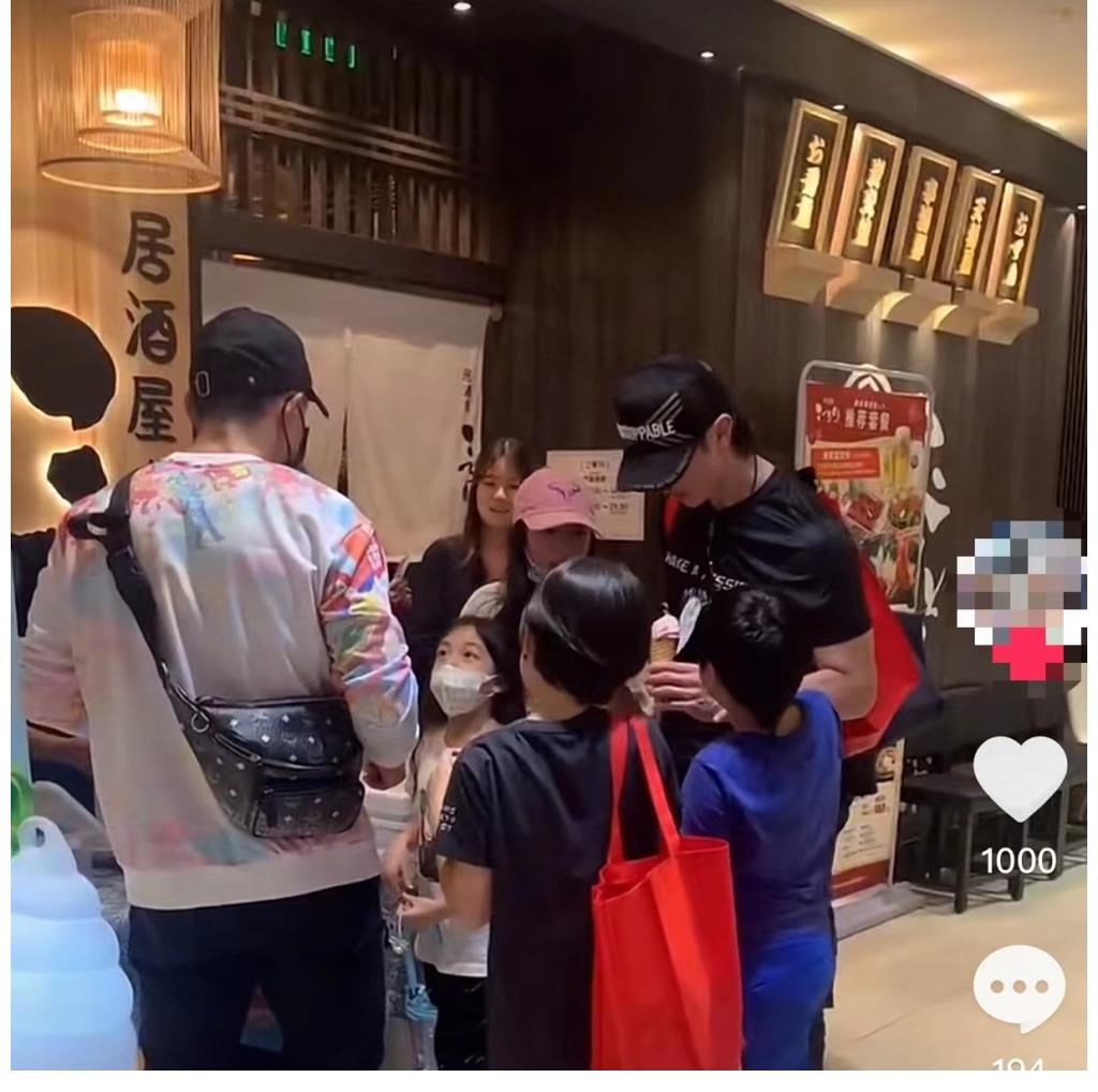 吴尊带11岁女儿neinei见8岁的小泡芙，两个小美女都长大了