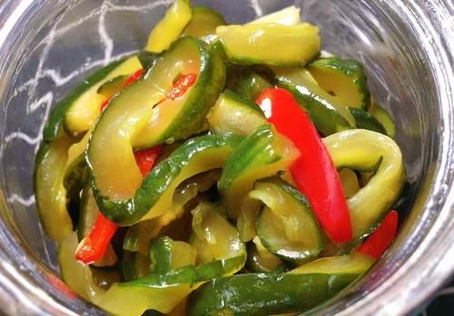 腌黄瓜“2不放1不浇”，酸辣脆爽，开胃又解馋，过年必备