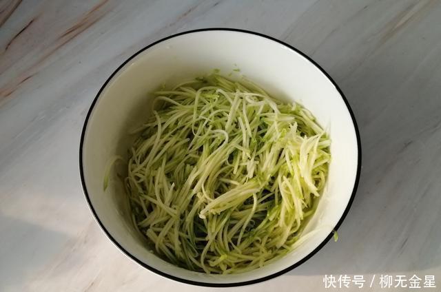 将就|一个人的午餐不将就,一根西葫芦搞定,营养好吃,十分钟上桌