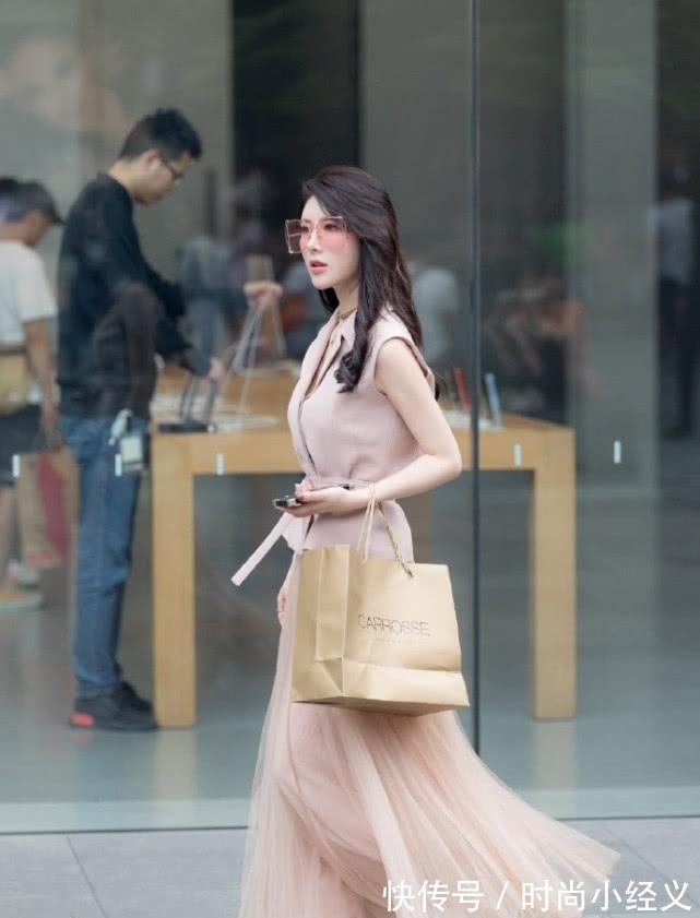 美女|美女很会穿衣打扮,造型时尚靓丽,一般人养不起