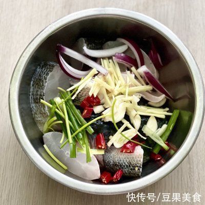 鲈鱼不止可以清蒸,这么做大人小孩抢着吃,酱香浓郁,回味无穷
