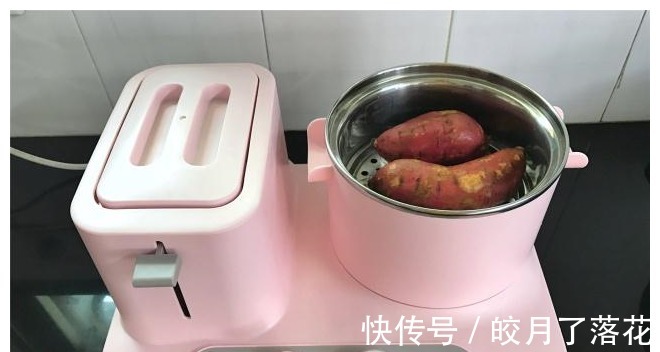 夏天|夏天红薯别烤着吃了,试试这做法,鲜美香软可口,连吃三个才过瘾!
