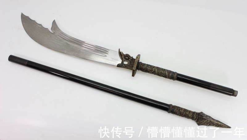 青龙偃月刀@尴尬:关公“青龙偃月刀”重出江湖,却无人能够单手举起!