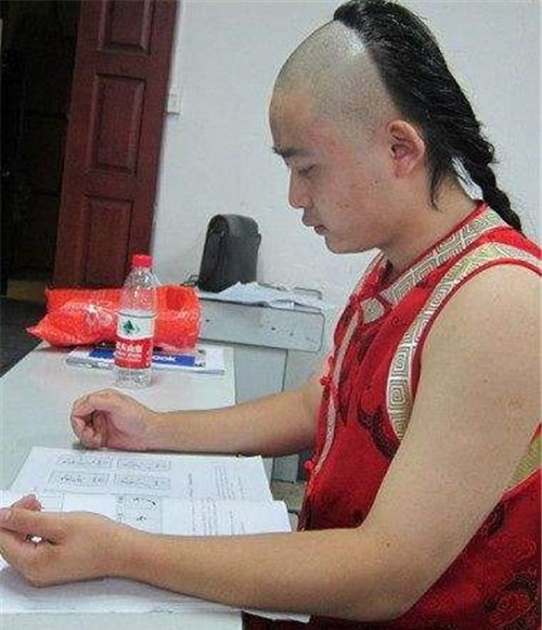 回复|他自称大清“皇室”后裔，参加节目要求观众跪安，网友的回复亮了