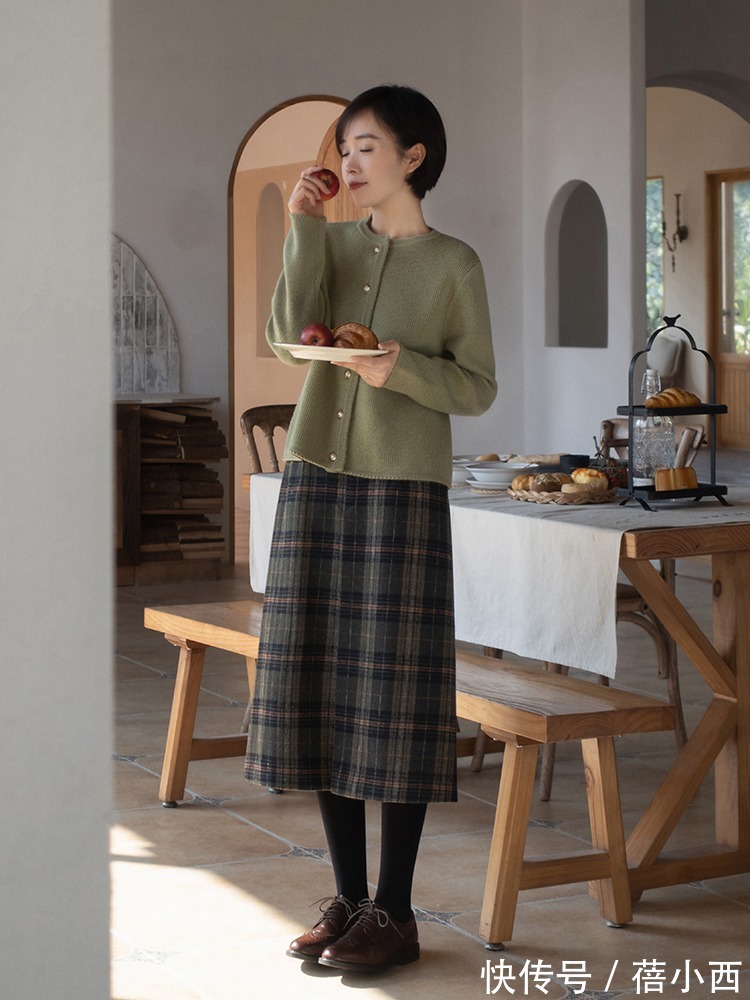 小姐姐|真正优雅的女人都爱这一组搭配:针织衫+半身裙,虽简约却很高级