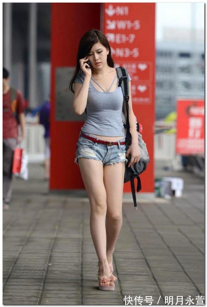 紧身|美女街拍灰色的紧身衣搭配超短热裤,让人眼前一亮