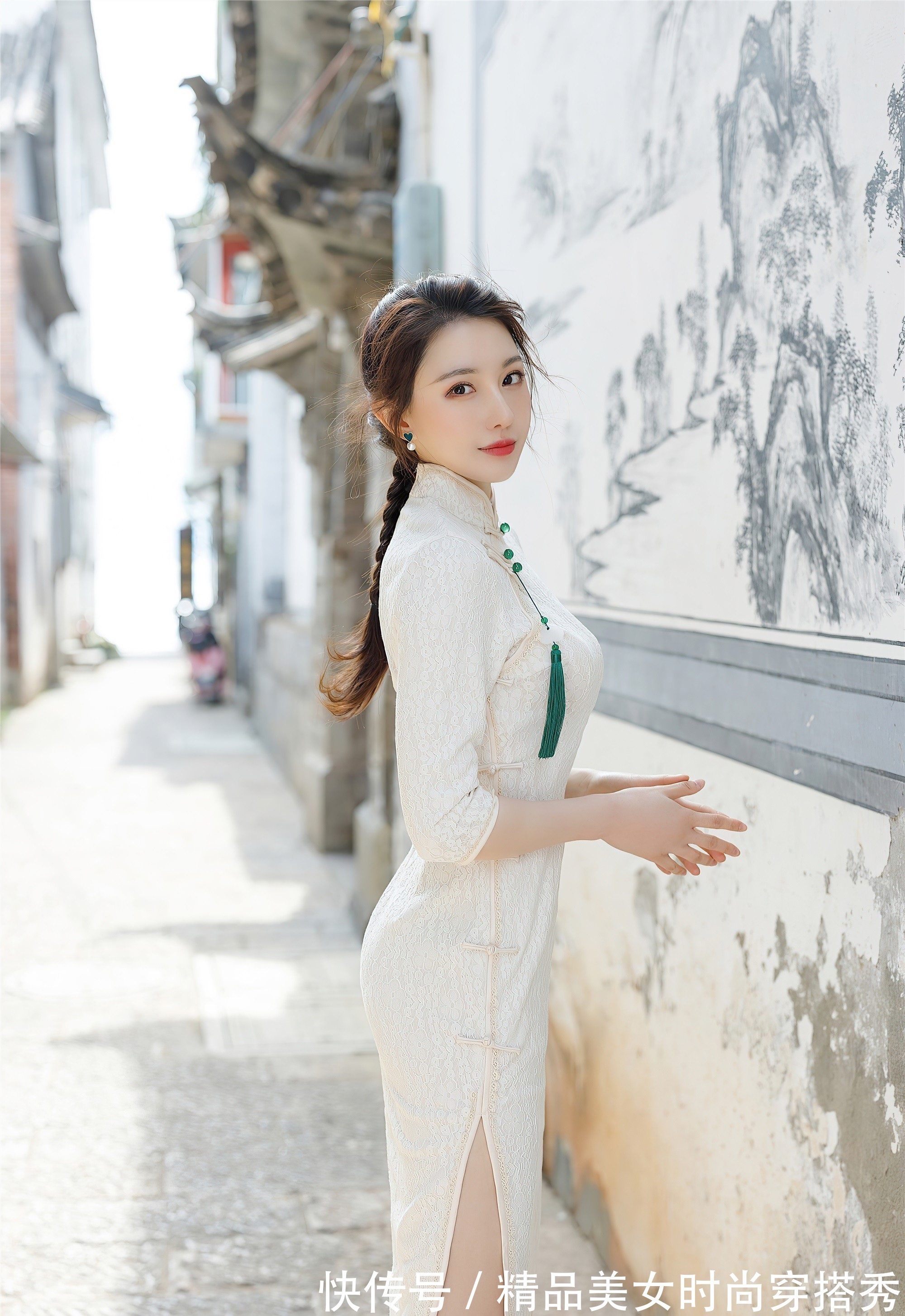 小姐姐 小姐姐身穿米白色钩花的蕾丝旗袍,充满着优雅的东方气息!