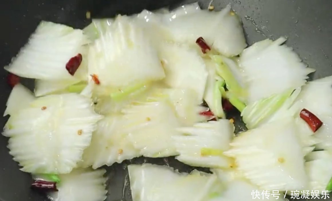 半颗白菜1把粉丝,简单一做,鲜香美味,白菜清脆,超级下饭