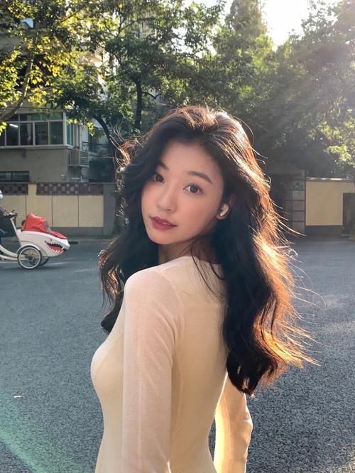 卷发 5款适合头发稀少的发型,洋气又好看,让你美得更出彩