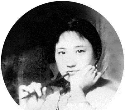 她一生都没有受到丈夫父母的认同,就连去丈夫母亲丧事都被赶出来