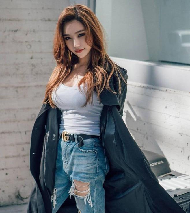  美女|美女街拍：牛仔裤美女的穿搭平添美丽气质，时尚干练