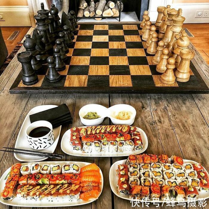 28个巨石强森的菜单，满满一桌子太能吃，还边吃边看电影太享受