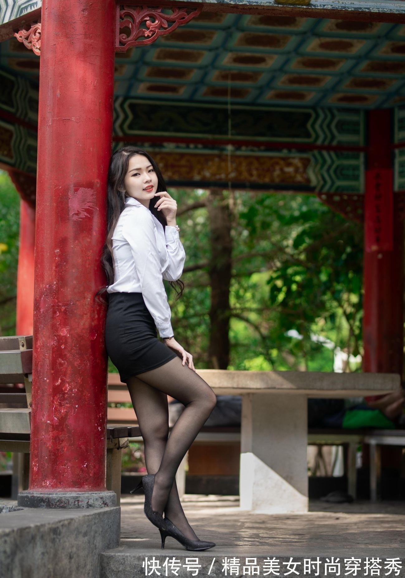 干练|经典的白色衬衫,搭配黑色的包臀短裙,干练又优雅