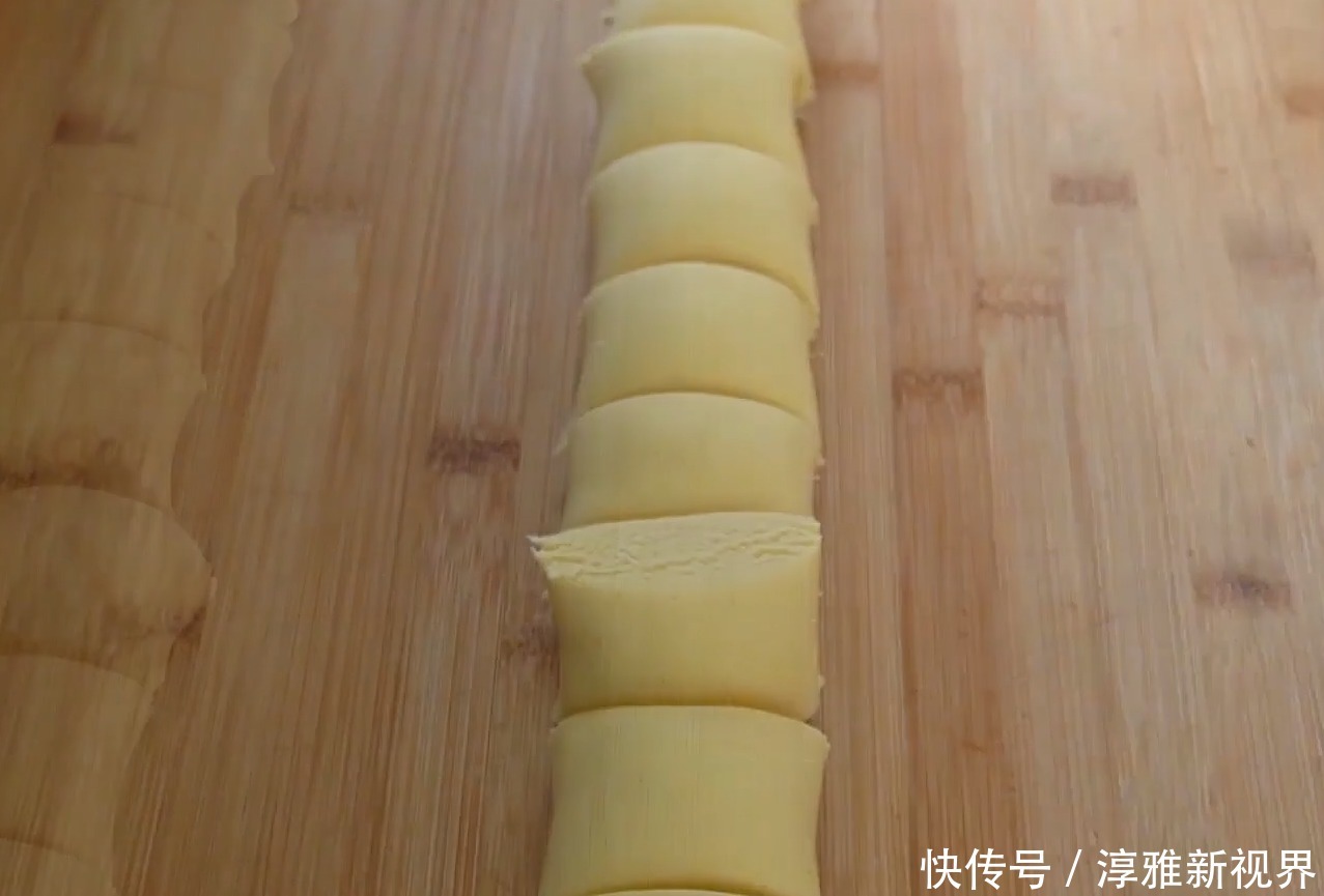 十足|用玉米面做菜饼子,外酥里软,馅料香味十足,我能吃5个,真解馋