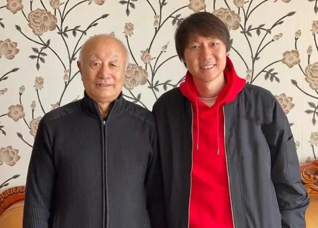 越南男足|国足惨败后前主帅现身!李铁眉开眼笑心情好,同同恩师合影乐开怀