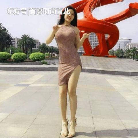 美女街拍时尚大方小姐姐,穿上紧身裙,展现独特气质