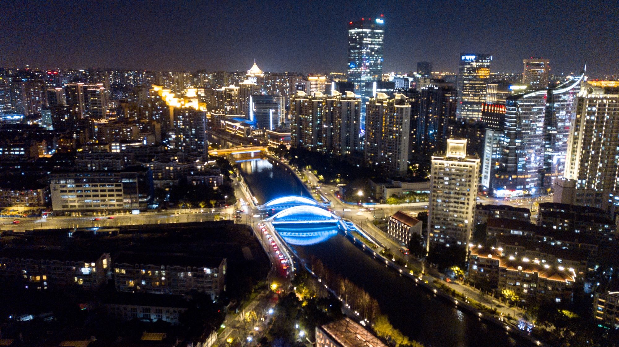 光影|视频｜苏州河静安段夜景灯光全线亮灯，打造色彩缤纷的光影世界