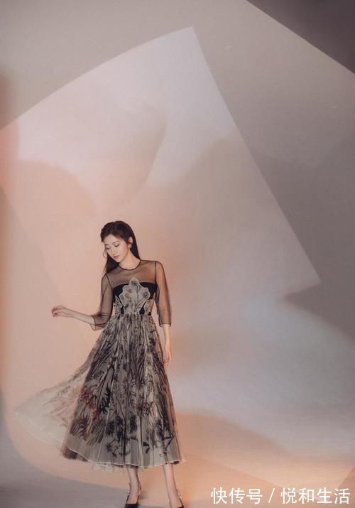 性感 美女穿搭：神秘感连衣裙，演绎性感的魅力，捉摸不透