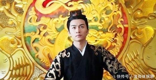 回答|他问算命大师:我是不是皇帝?算命回答:你身后的那“傻子”才是