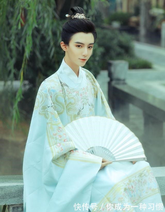 可可#鹤川颜值真高,穿汉服好有“温柔王爷范”,小说里的男主有脸了!