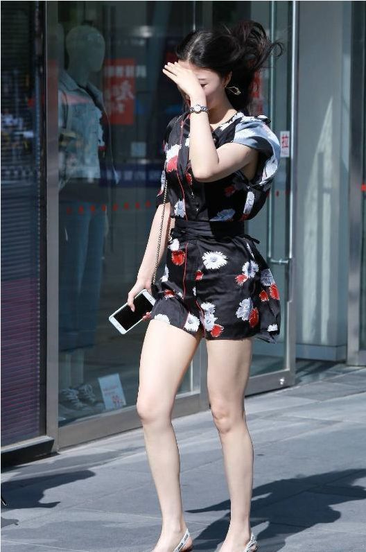  白皙|街拍：美女一条连衣裙性感迷人，一双白皙的大长腿很是吸睛