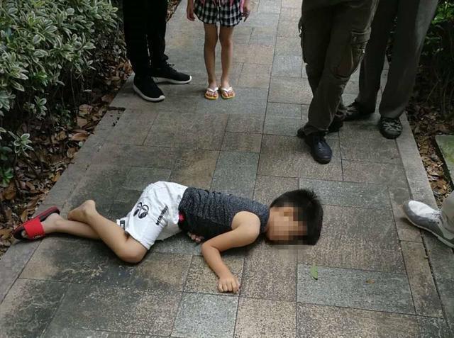 10岁男孩跳楼身亡家长记住!这种情况,千万不要再批评孩子