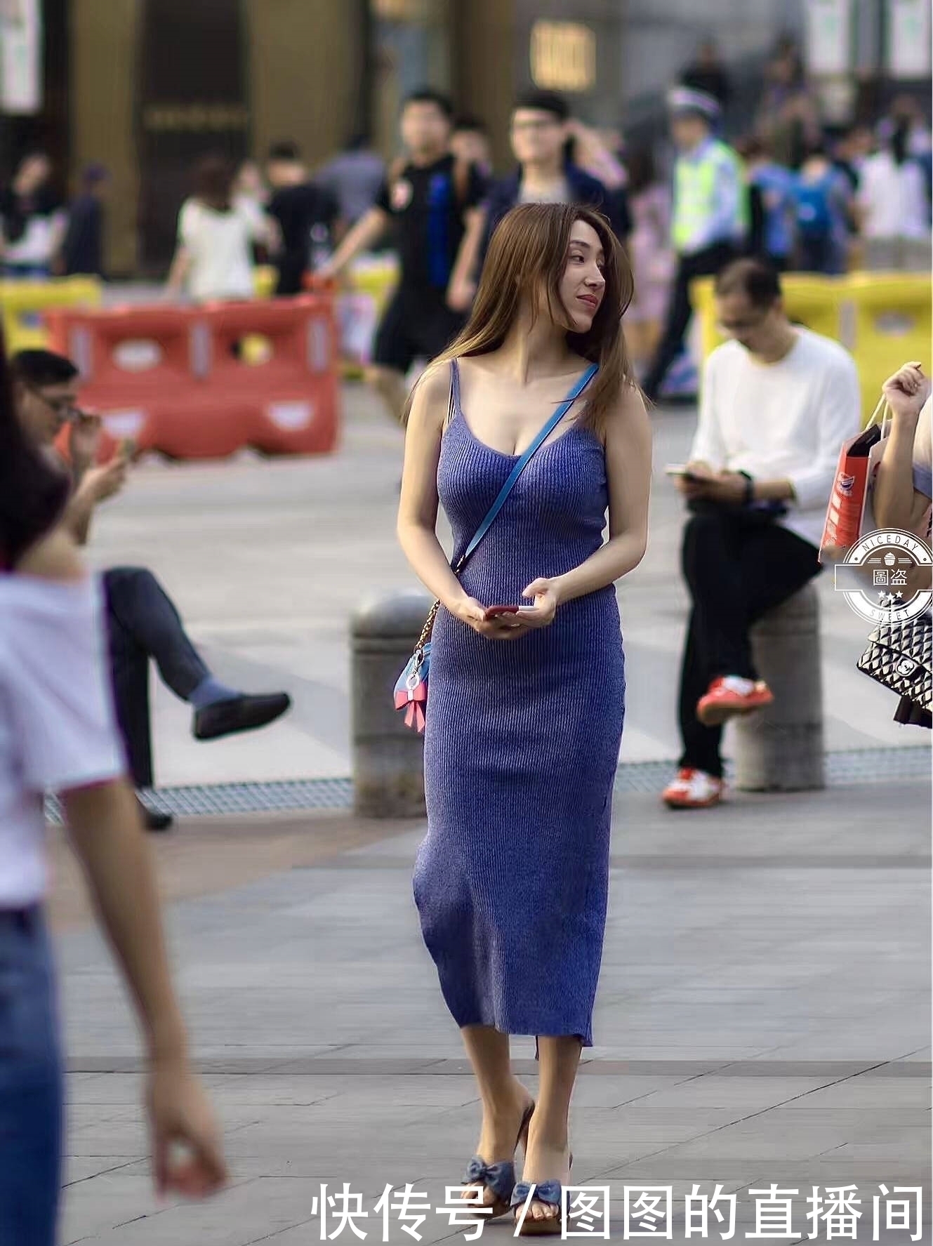 微笑|街拍:针织蓝色连衣裙衬托小姐姐迷人微笑